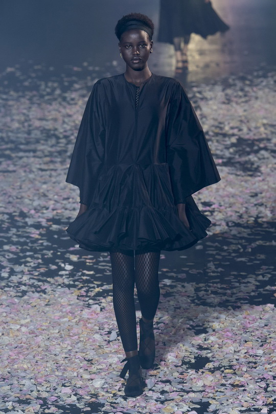 时尚秀场_巴黎时装周_Dior 2019春夏_上海服装工作室_女装贴牌