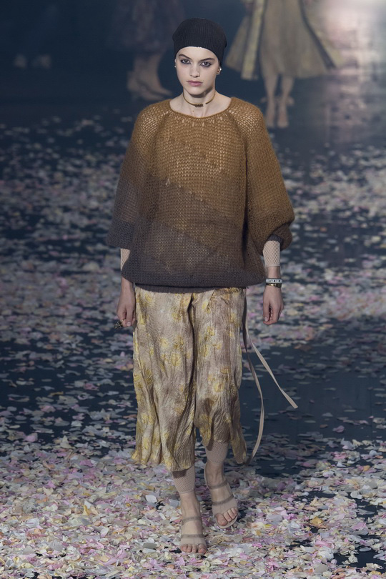 时尚秀场_巴黎时装周_Dior 2019春夏_上海服装设计工作室_大衣贴牌