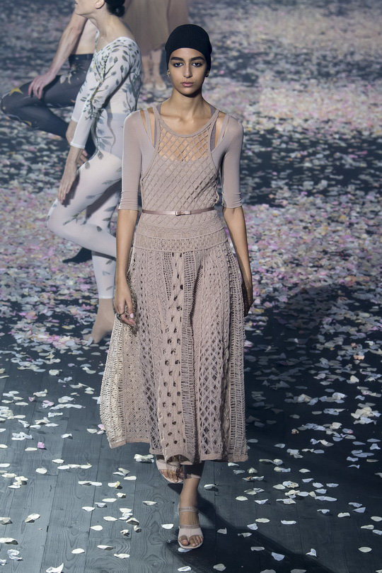 时尚秀场_巴黎时装周_Dior 2019春夏_上海女装设计工作室_大衣贴牌