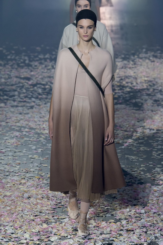 时尚秀场_巴黎时装周_Dior 2019春夏_上海服装工作室_女装贴牌
